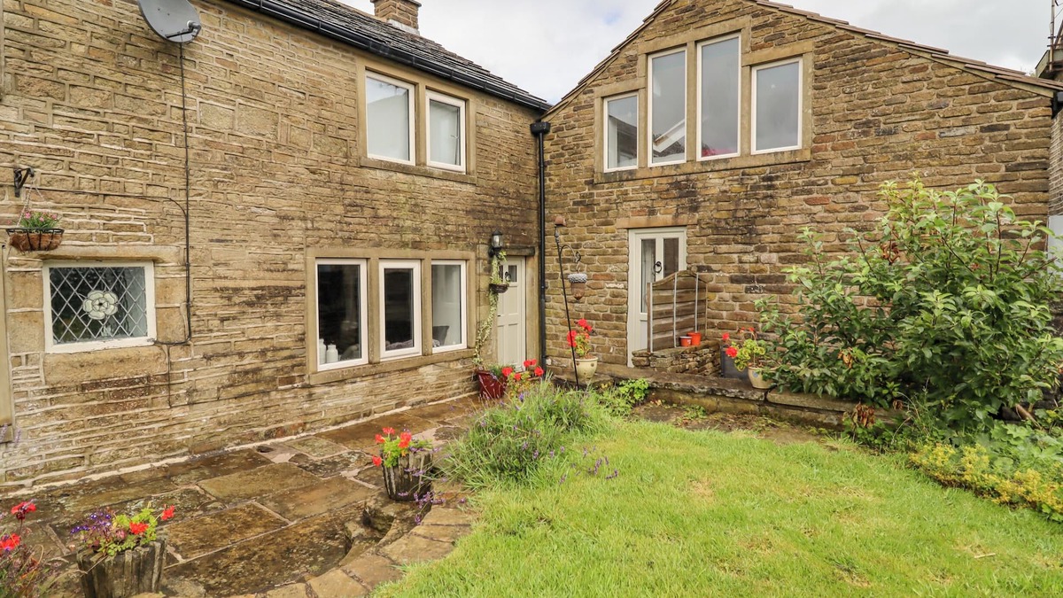 Ogden Cottage | ASH TREE BARN, pet friendly, character holiday cottage in Luddenden