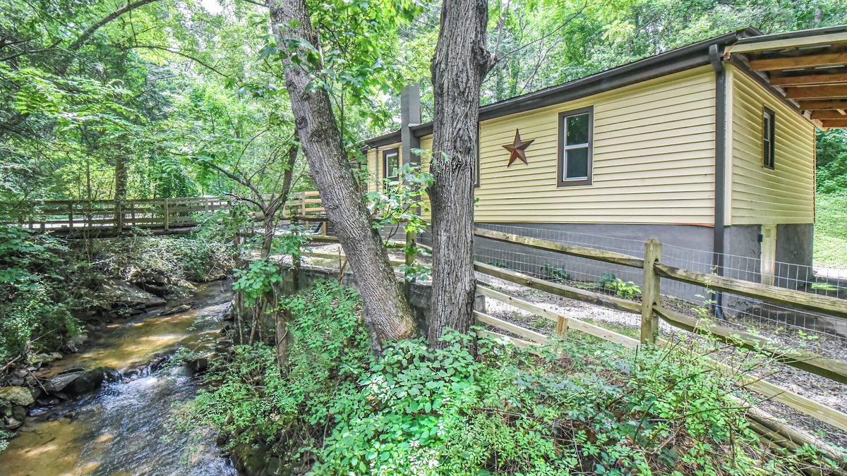 Alexander House | Asheville Creekside, 15 mins 2 Downtown, Hot Tub/Fire Pit/Fenced Yard for dogs!