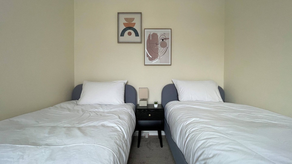 Ashford House | Ashford Central, 4 Bedrooms, 8 Guests, Free Parking