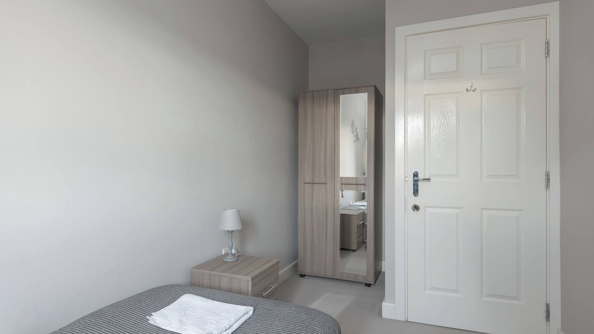 Bletchley House | Ashland House - close to Stadium and Shopping Centre