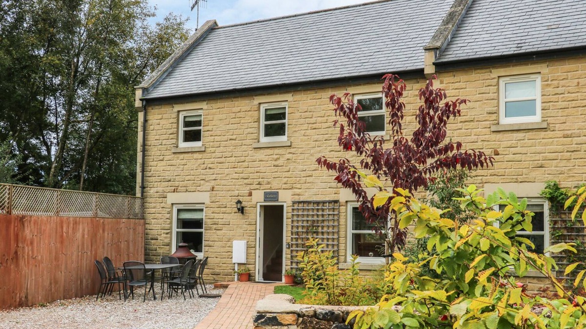 Holestone Moor Cottage | ASHOVER, pet friendly, with a garden in Two Dales
