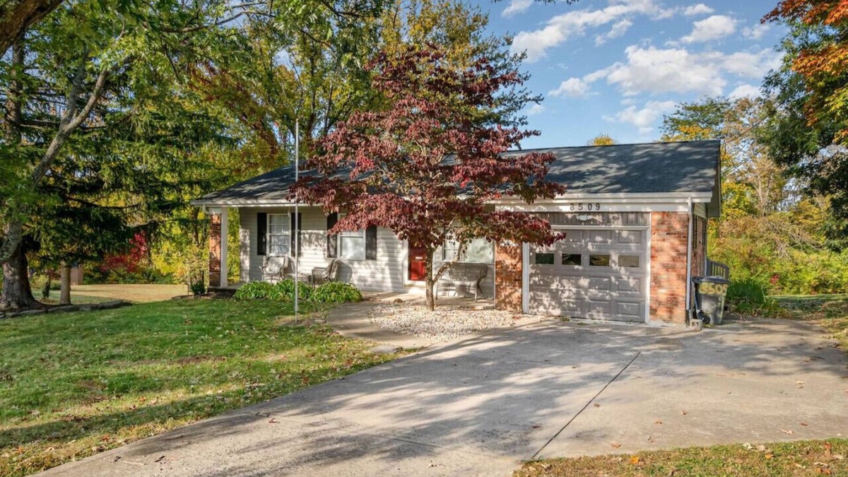 West Chester House | Ashwood Arbor 6 bedrooms 3 bath sleeps 13