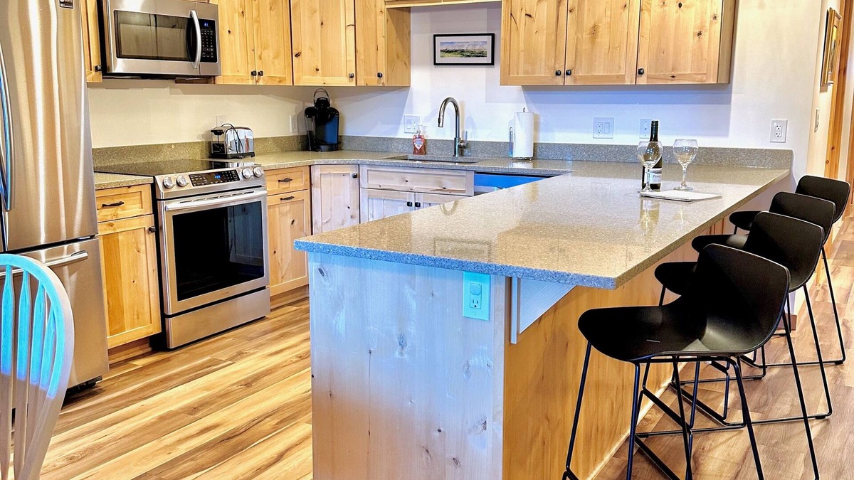 Government Camp Condo | Ask about summer discounts! Walk to Govy/Ski Bowl, Garage parking, Sleeps 8