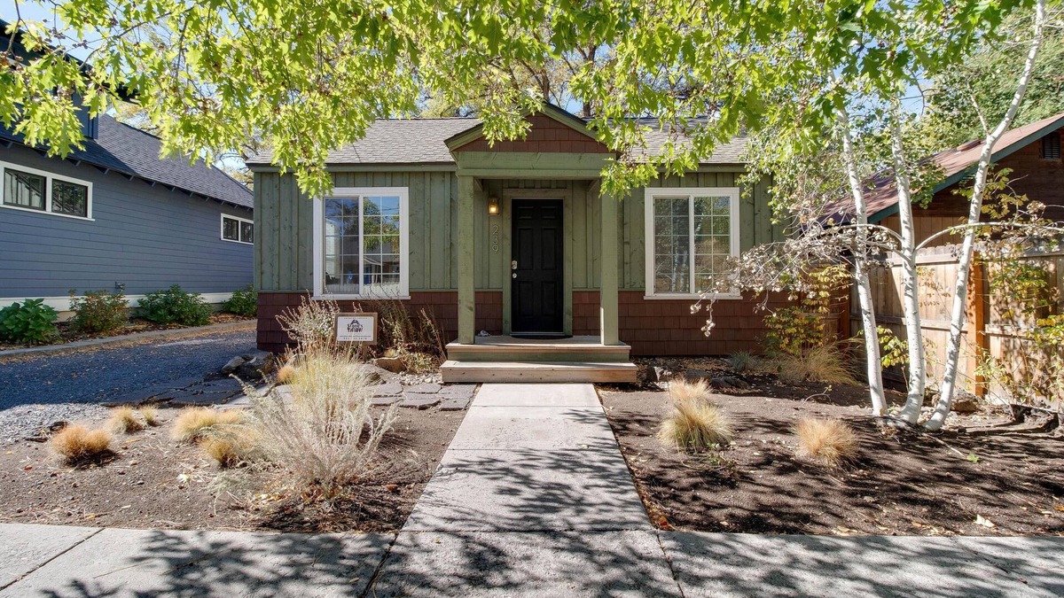 Old Bend Cottage | Aspen House- Sweet, Modern Downtown Cottage, 100+mbps Wifi, A/C, Walk Everywhere
