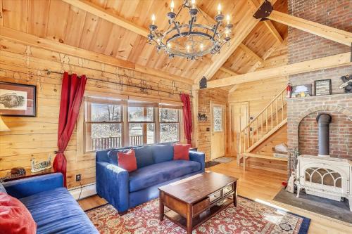Morrisville House | Aspen's Run: 3 br log cabin, wood stove, deck, firepit, window a/c by Stowe Country Homes