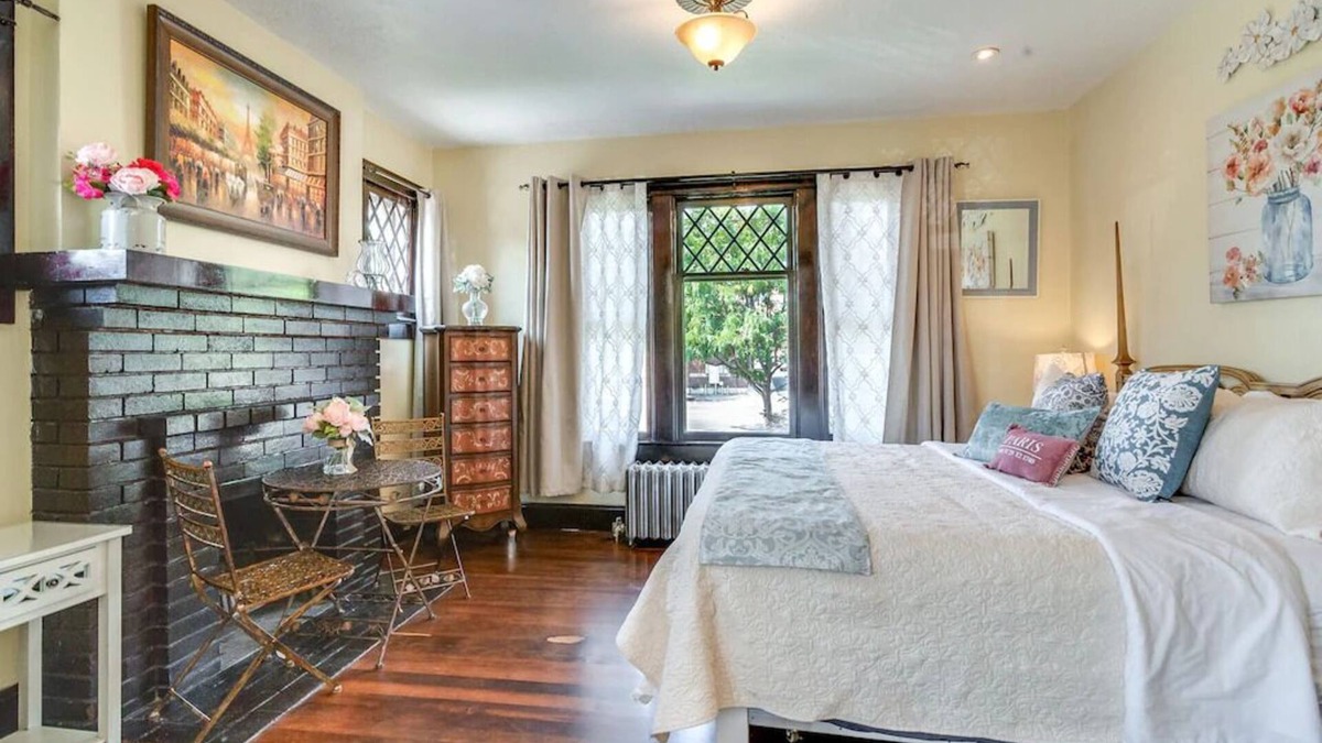 Central Business District Apartment | Aspenwood Manor- Airy & Fresh! Beautiful Restored Apt -French Villa