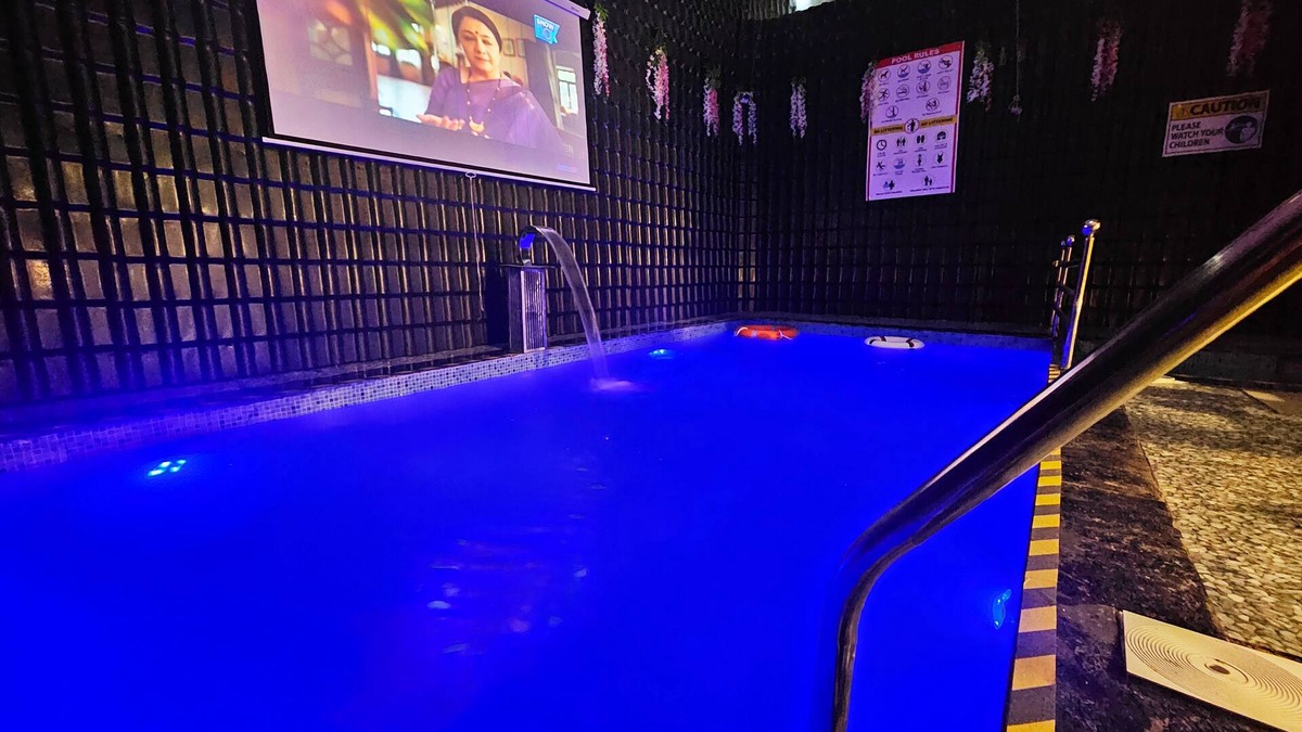 Kandivali East Hotel | Astha Home Shared Pool Rooms