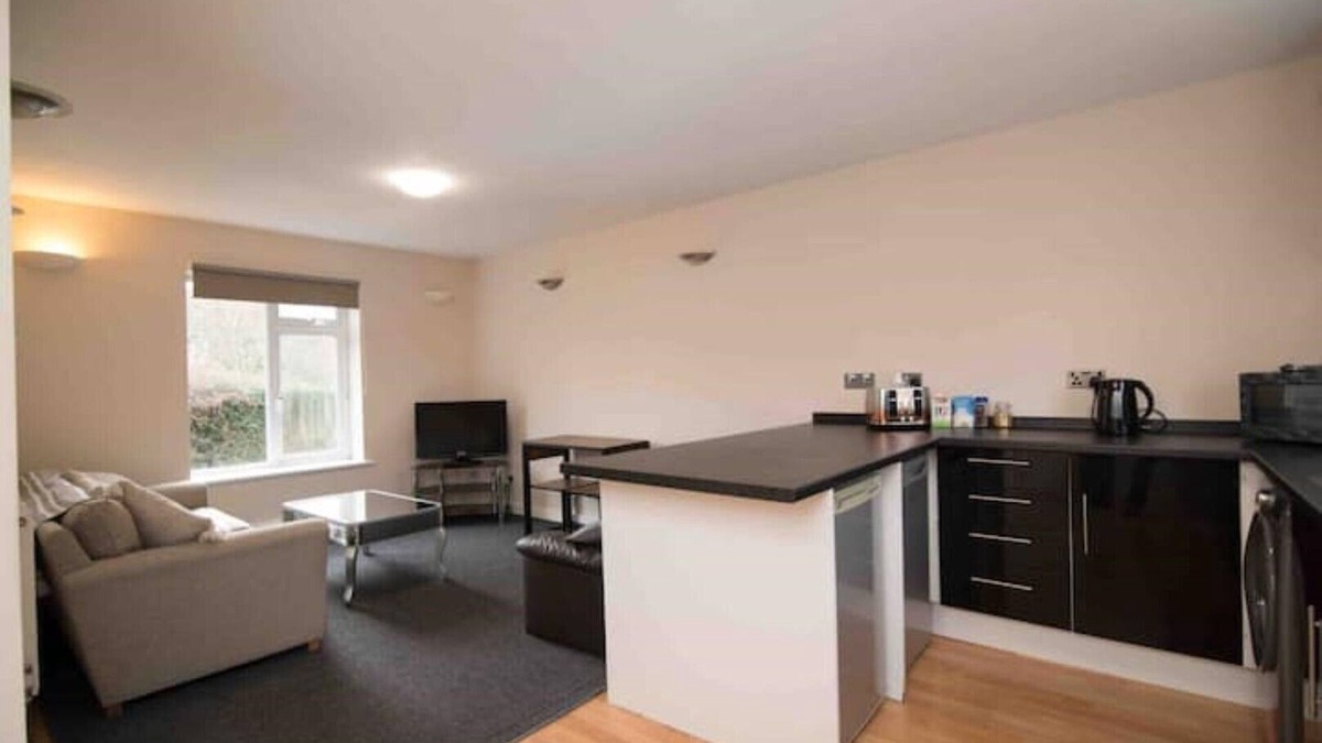 Maidenhead Apartment | Aston Henry James…Cosy flat close to train station and town centre.