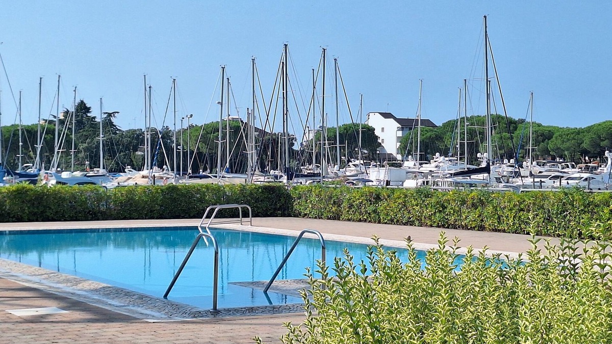 Aprilia Marittima Villa | At 04 km from the beach villetta with use of swimming pool inserted in nautical context.