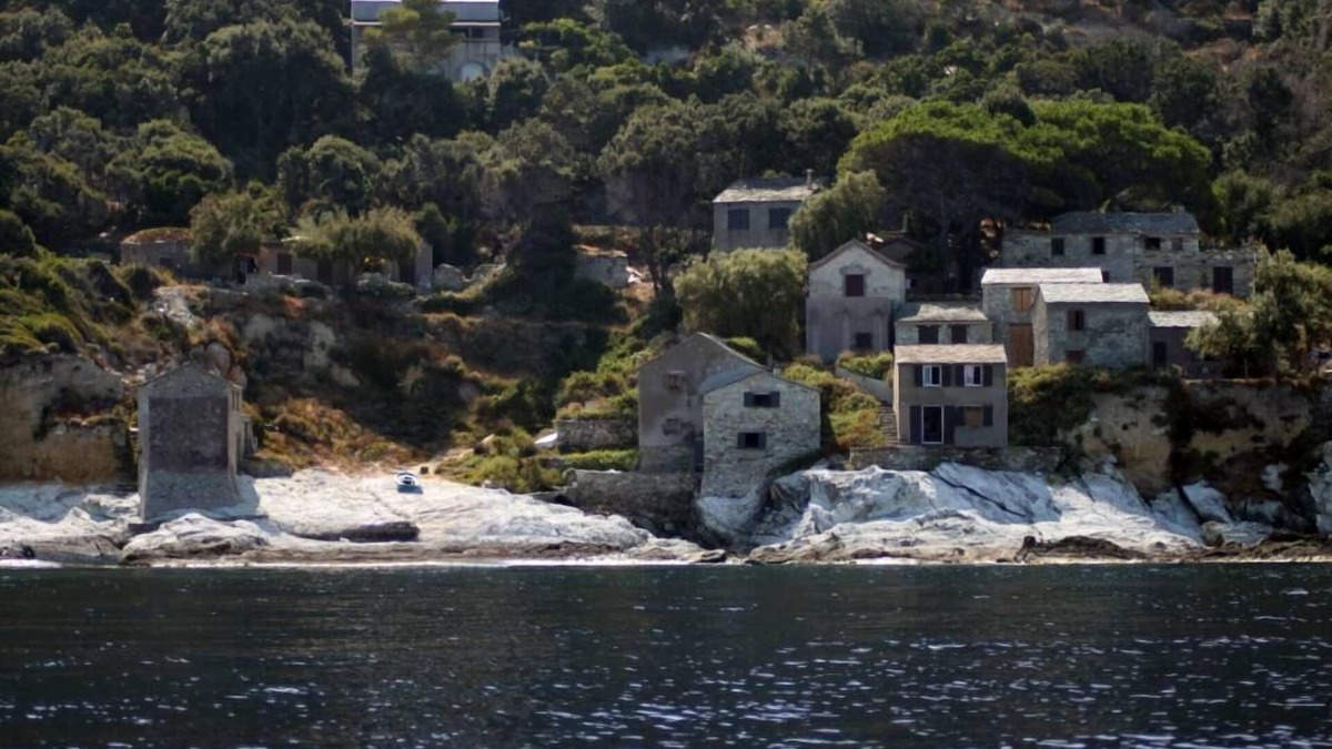 Chine House | At 20 meters from the sea, traditional fisherman's cabanon,