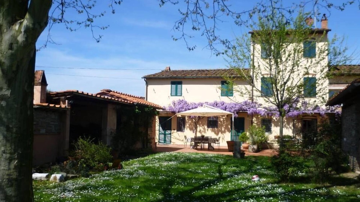 Lucca House | At 5 minutes from the Walls of Lucca and 10 from historic villas, the house is part of an ancient court completely renovated with courtyard, large garden