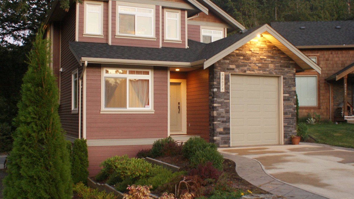 Hope House | At Kawkawa lake! 90 minutes from Vancouver Hope Awaits you!