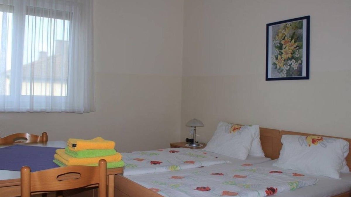 Eisenstadt Apartment | Four-bed room with shower, WC - Filbert guest room