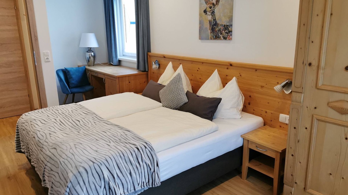 Sankt Wolfgang im Salzkammergut Apartment | Apartment WALDHORN in a prime location with private beach for 2 people