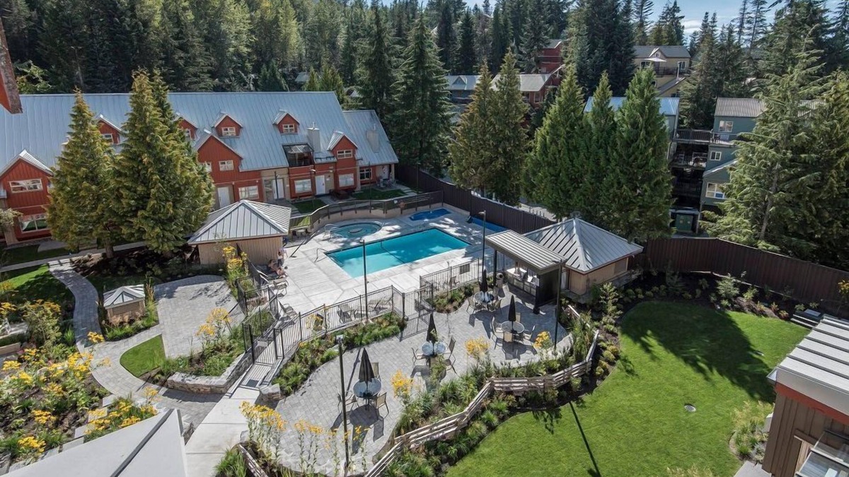 Whistler Creekside Cabin | At the base of Whistler Mtn in Creekside | Cozy Gas Fireplace | Newly renovated pool & hot tub