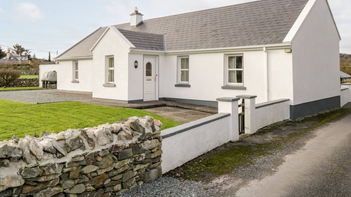 Louisburgh House | AT THE CROSSROADS, family friendly in Louisburgh, County Mayo