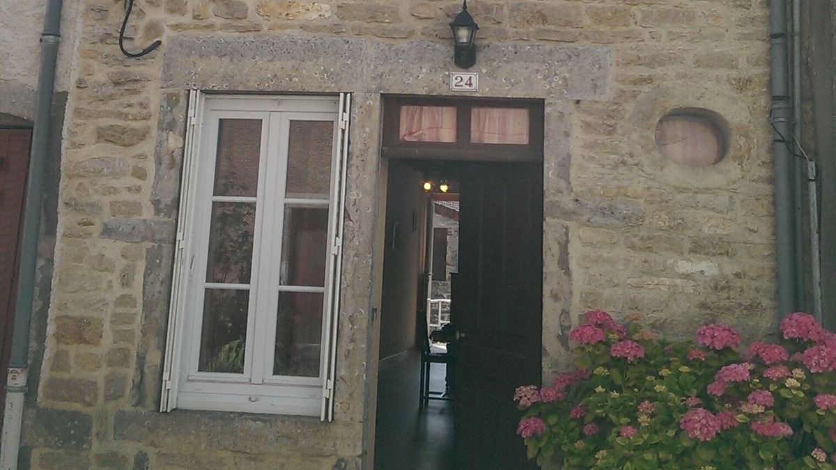 Cormot-le-Grand House | At the foot of the cliffs and the trails of the Grandes Randonnées (GR).