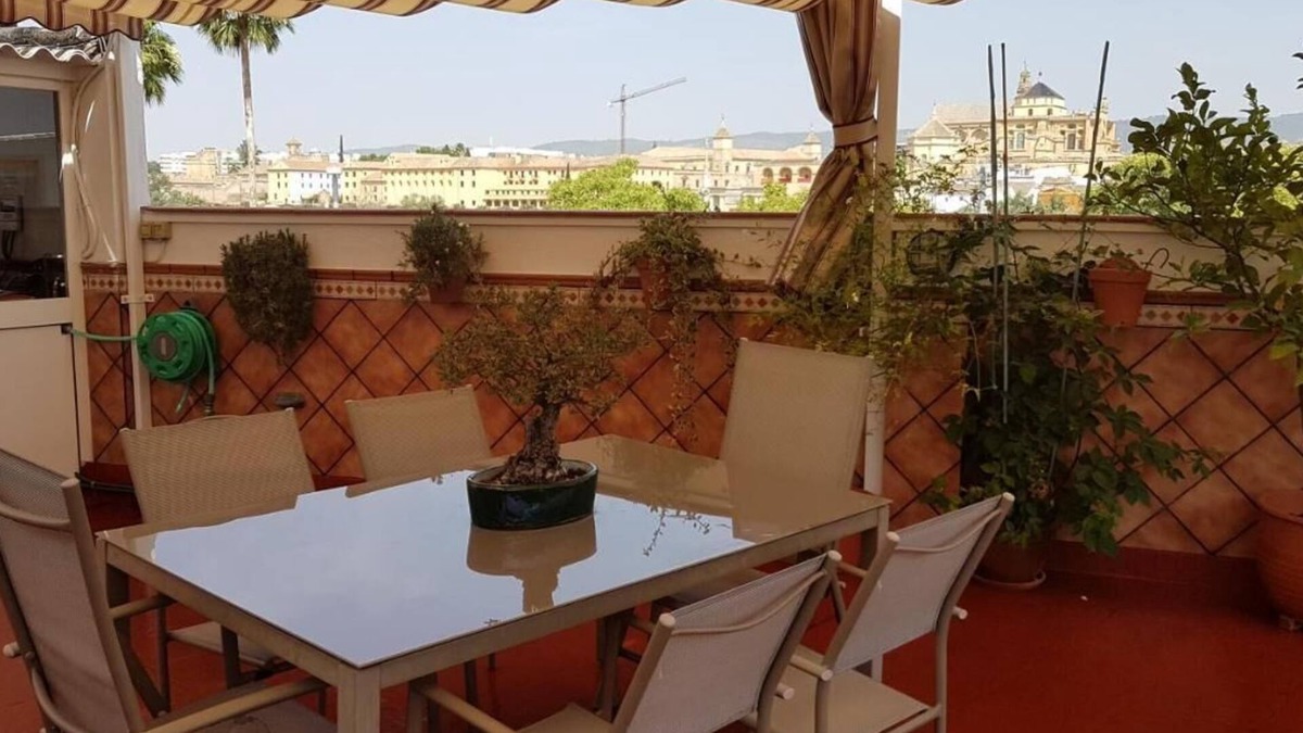 Distrito Sur House | At the foot of the Roman Bridge