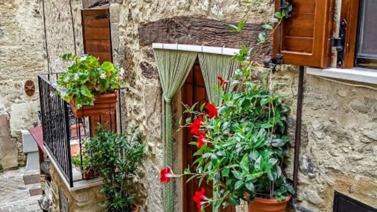 Roccascalegna House | At the Oven Door
