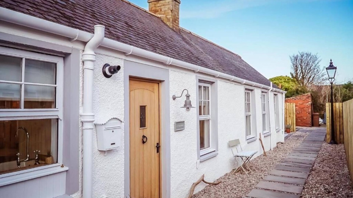 Broughty Ferry Cottage | At The River - A Fairytale Cottage by the Beach