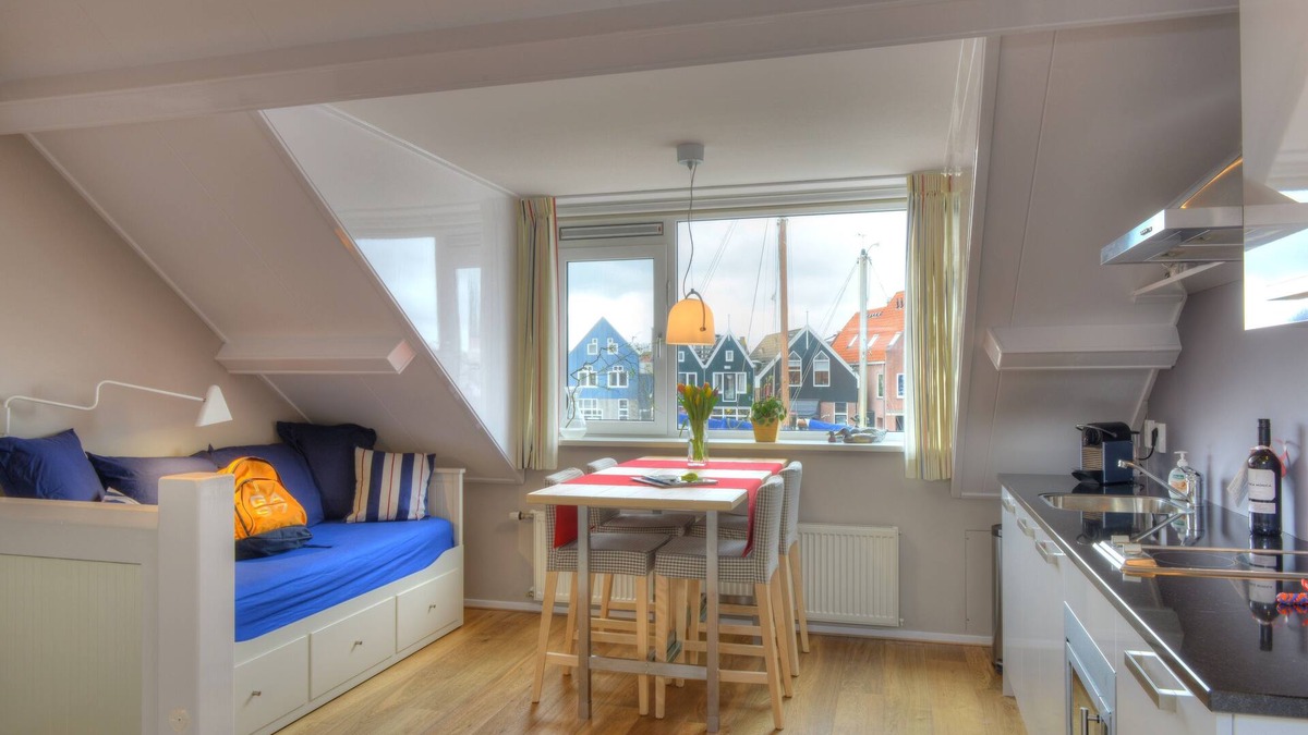 Monnickendam Apartment | At the water, maritime furnished apartment, private entrance, with scaffolding