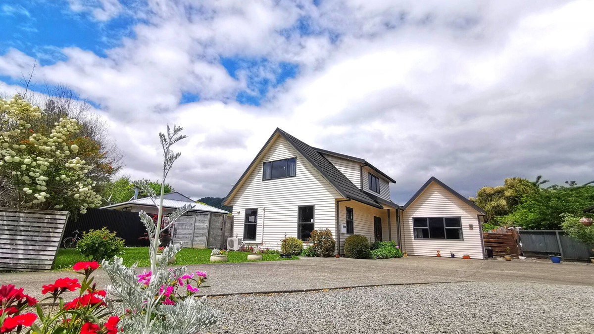 Paraparaumu House | Atarau Grove Holiday Home