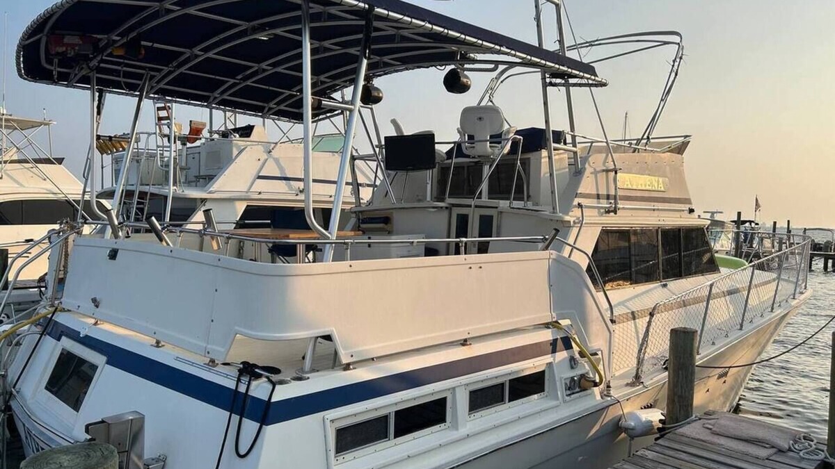 Ono Island Boat Rental | Athena - Viking Motor yacht at the Dock