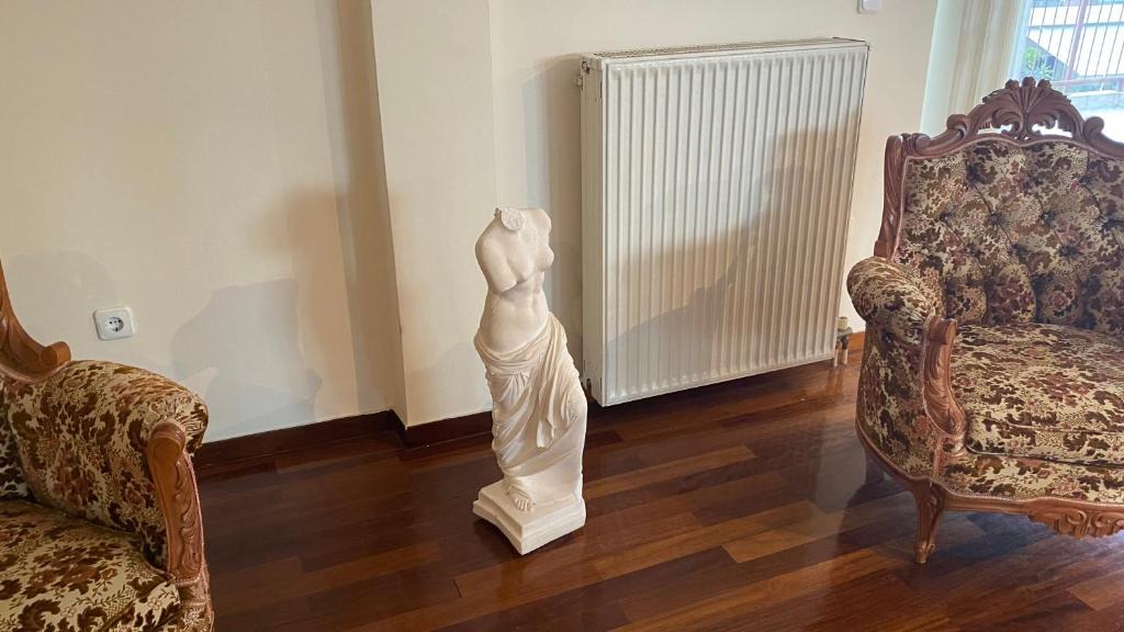 Dafni-Ymittos Apartment | Athens center vintage maisonete