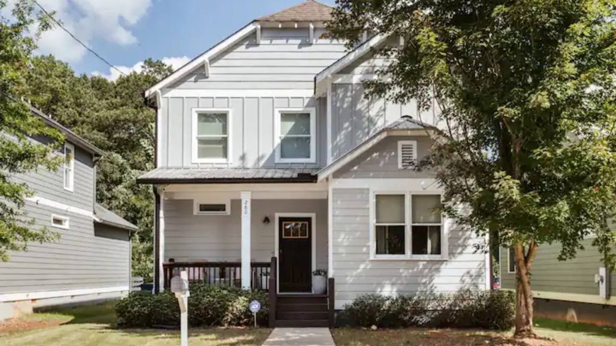 Athens House | Athens Spacious 4B/2.5B - 1 Mile to Downtown
