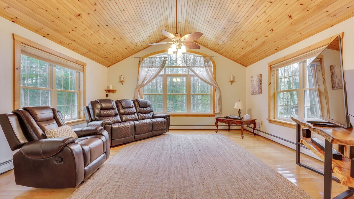 Athol Cottage | Athol Vacation Rental w/Mountain Views!