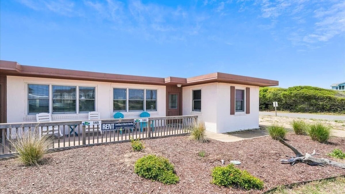 Southern Shores House | ATLANTIC BREEZES NORTH - this bright duplex is just steps from the beach!