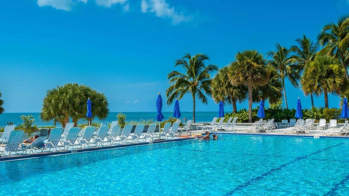 New Town Cottage | Atlantic Paradise by Avantstay Great Location w/Balcony, Outdoor Dining & Shared Pool & Hot Tub!