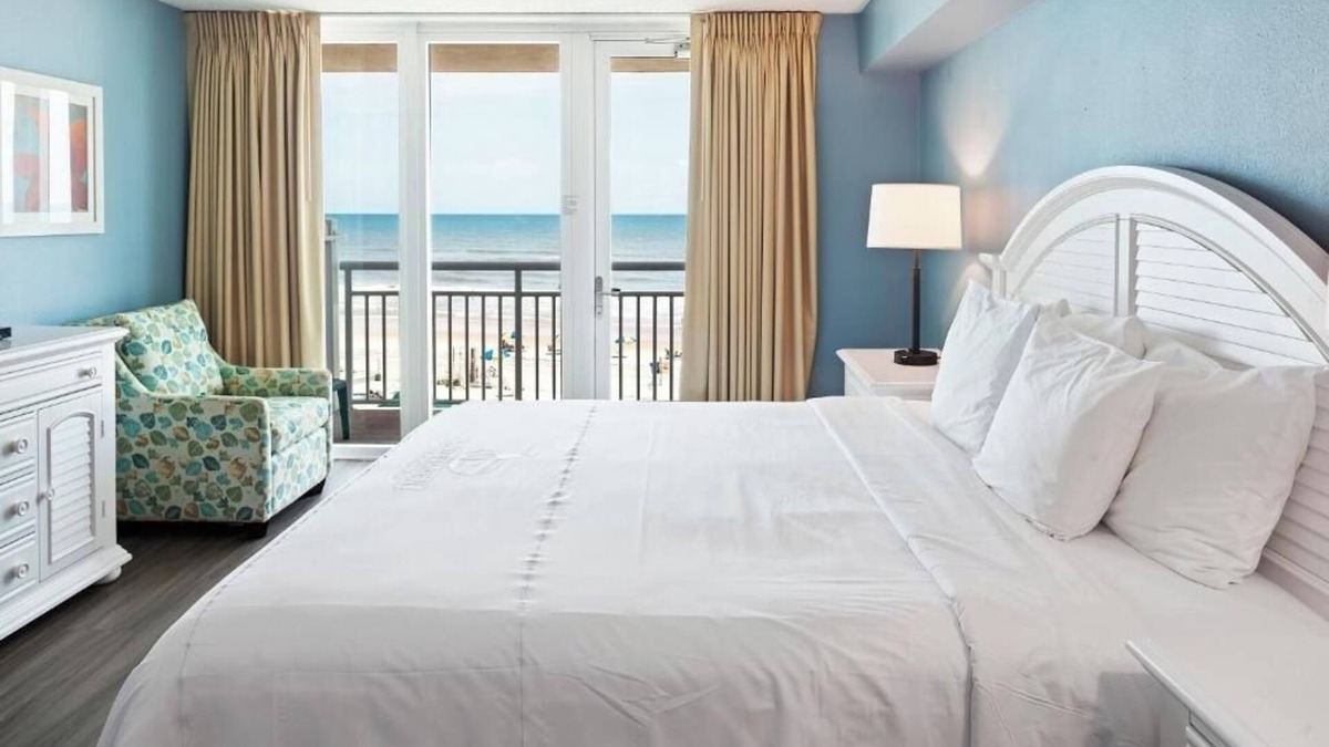 Ormond Beach Hotel | Atlantic View 1BR w/Kitchen, Pool, and Easy Access to Sun, Sand, and Dining
