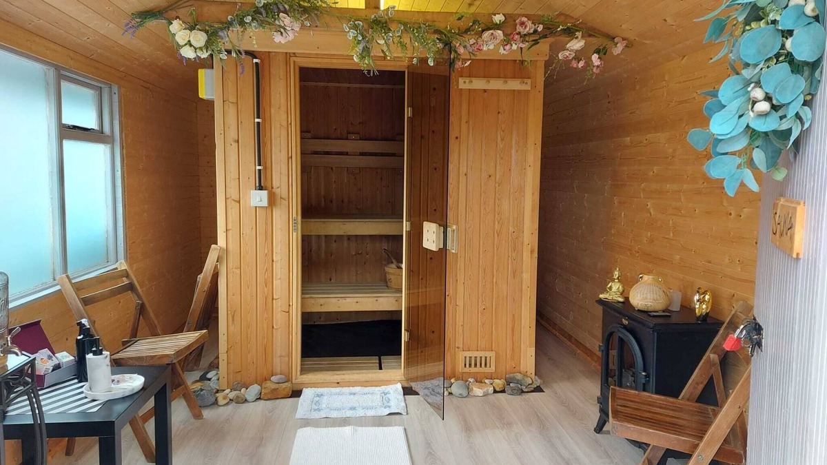 Dungloe House | Atlantic Way Retreat with Private deck & Hot Tub