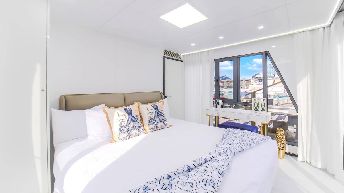 Merritt Island Boat Rental | Atlantis 2-Bedroom Floating Home