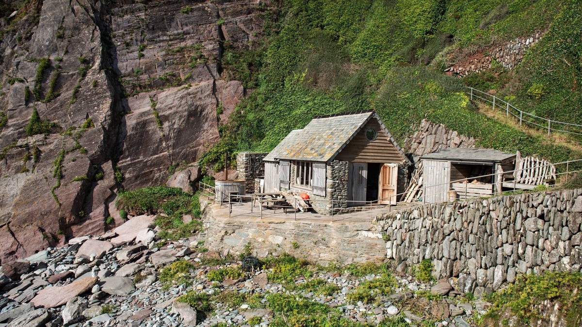 Newton Ferrers Cabin | Atlantis - a boathouse that sleeps 2 guests in 1 bedroom