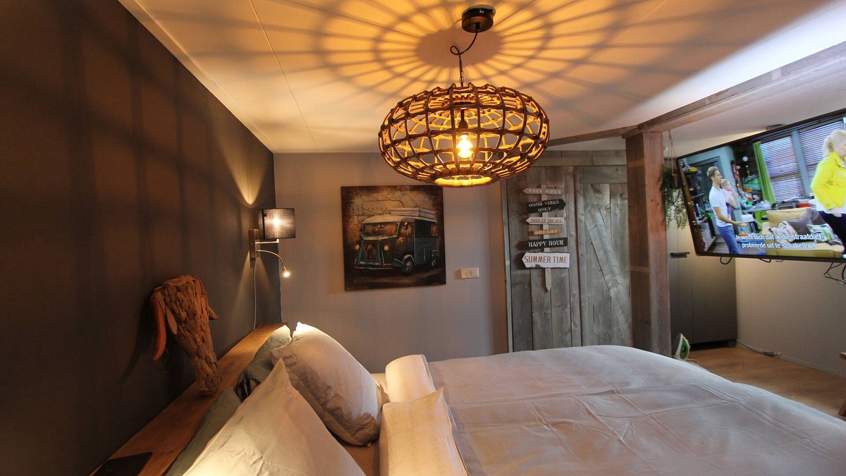 Municipality of Aalsmeer Boat Rental | Atmospheric houseboat with a view over water