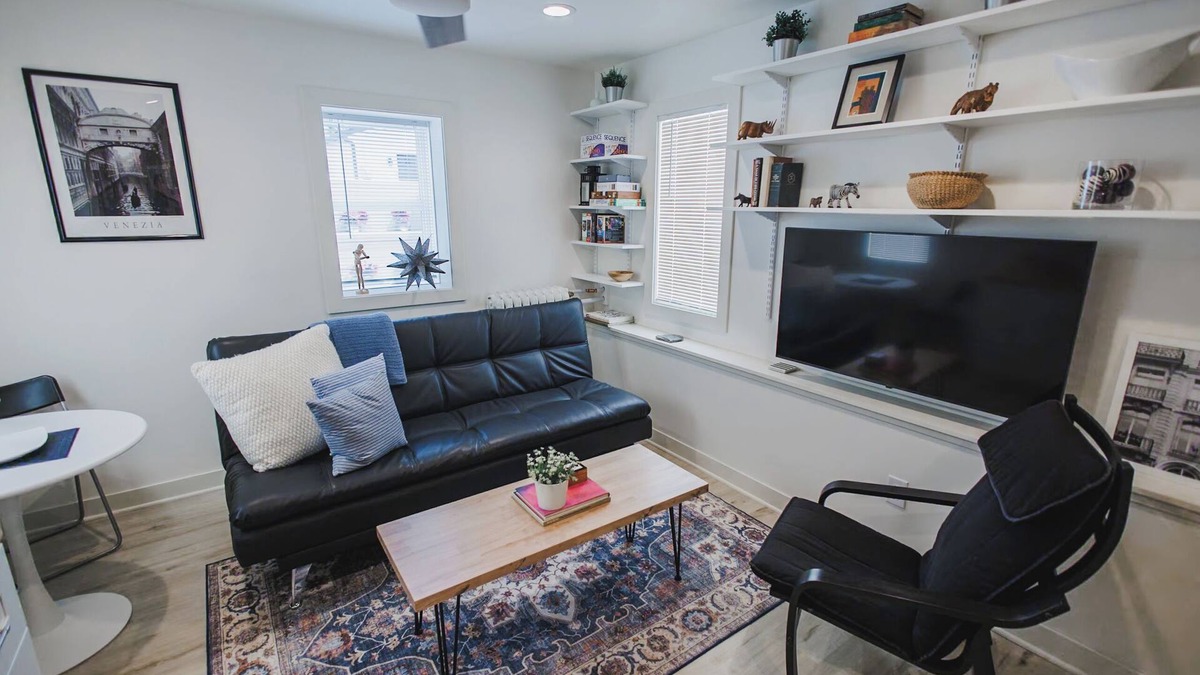 Diamond Lake Apartment | Attached modern Tiny House