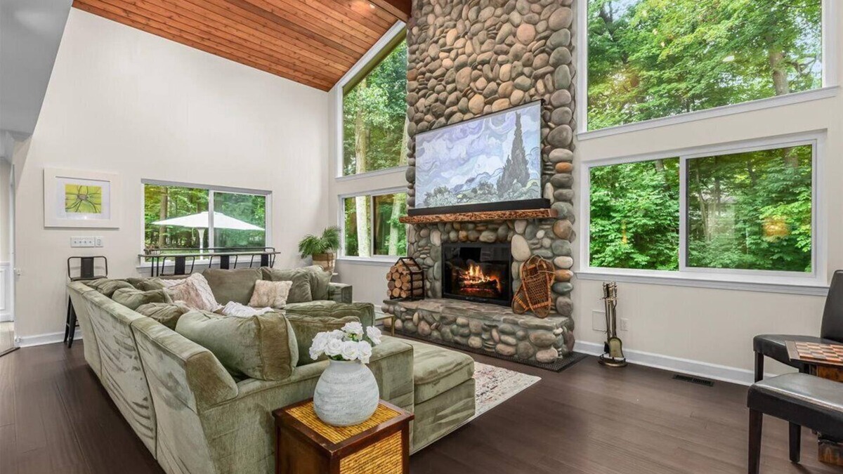 Farmington Hills House | Attainable Convenient Serenity in South East Michigan West Suburbs