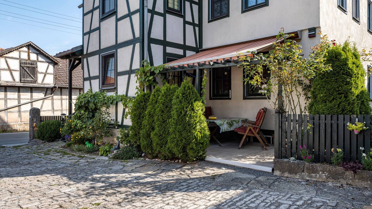 Dreißigacker Apartment | Attic Apartment in Country House Style