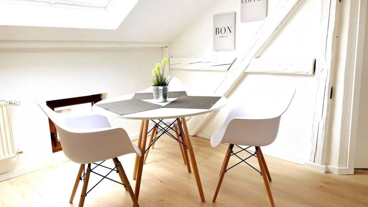 Zwickau Apartment | Attic charm in a historic building – central & stylish – APOLONIAliving