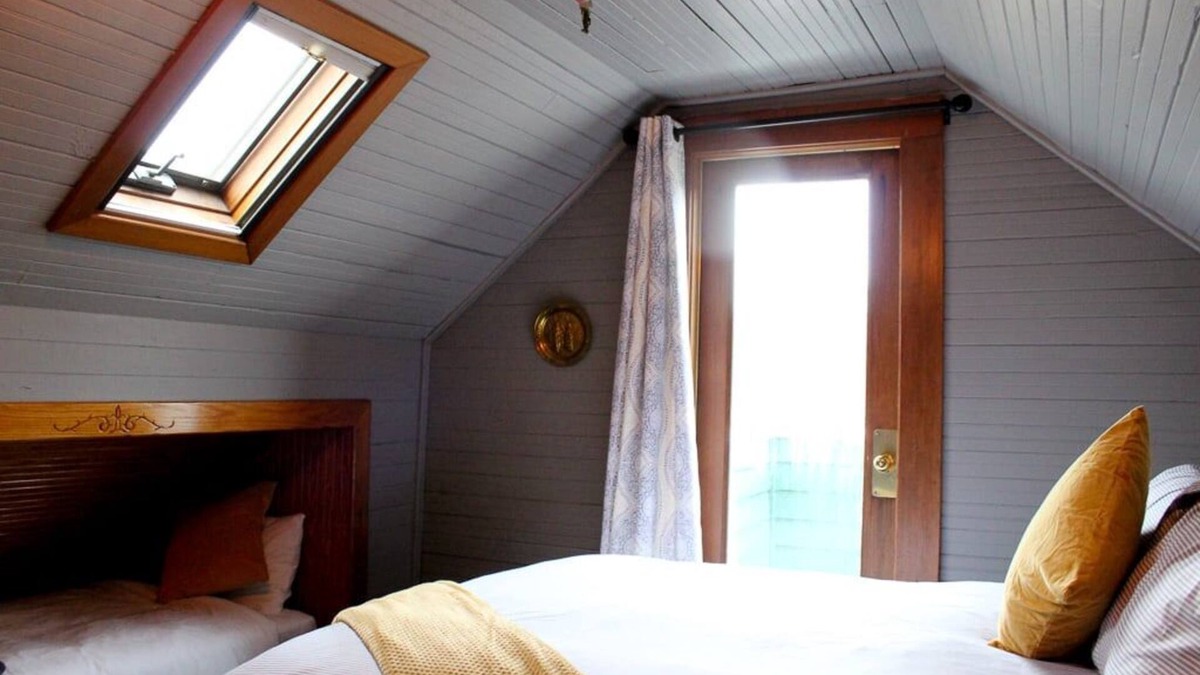 Seaview Hotel | Attic Historic Queen at Shelburne Hotel at Long Beach Peninsula!