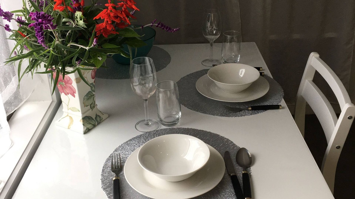 Williamstown Apartment | Attic/Studio Apartment - Central Williamstown, near cafes, shops, beach & trains