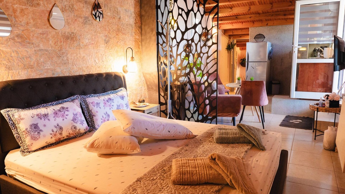 Nees Pagases House | Attic Suite in Alykes