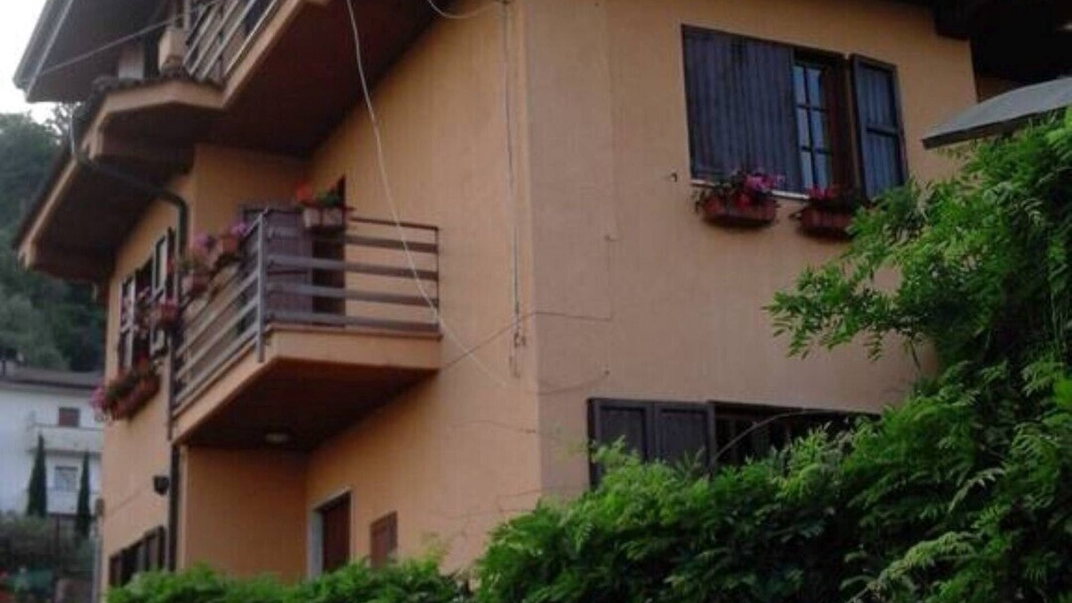 Montano Antilia Apartment | Attic with flowers.