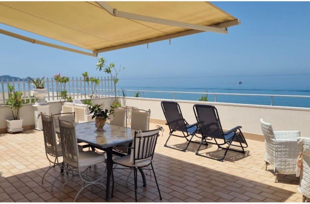 Brolo Apartment | Attico una finestra sulle Isole Eolie