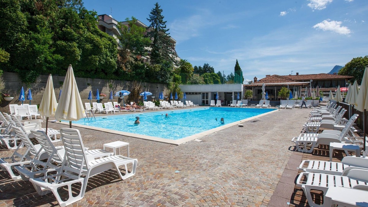 Susello Apartment | Attractive 2-room apartment with sunny balcony, pool and dream lake view