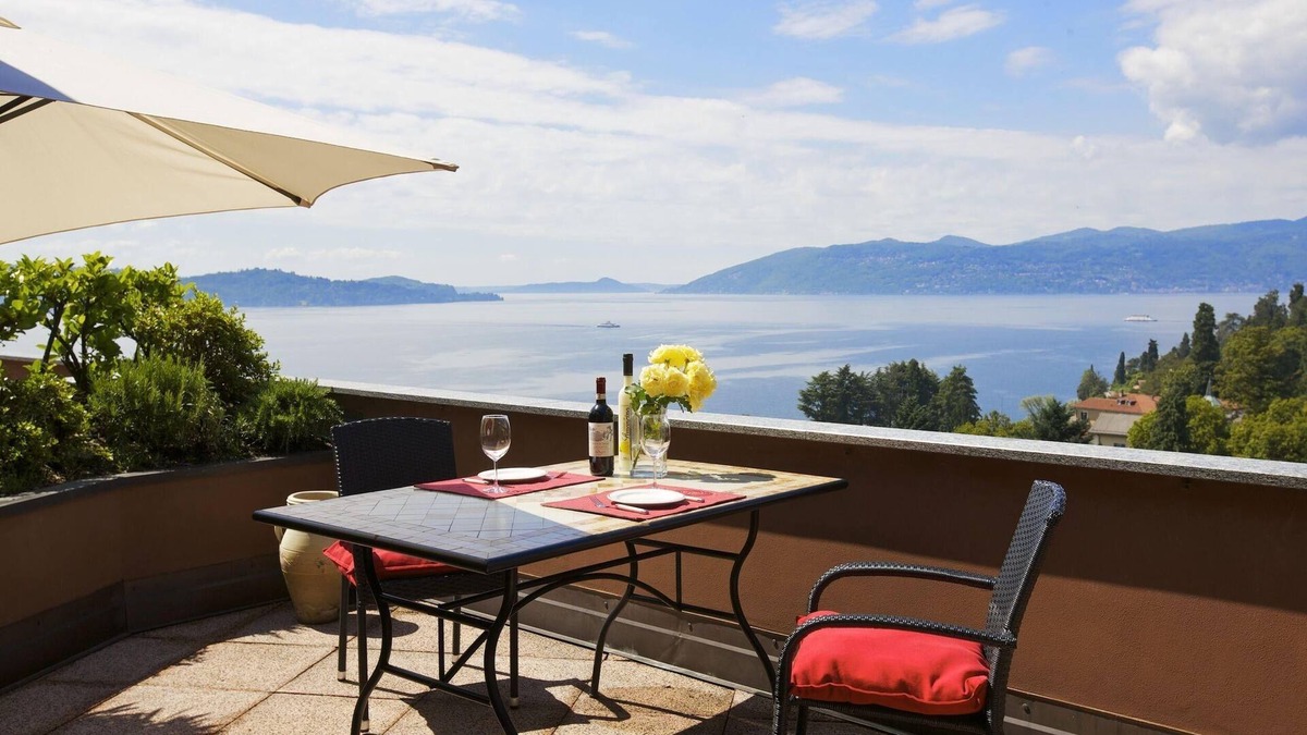 Susello Apartment | Attractive 3½-room apartment with terrace, balcony, pool and dream lake view