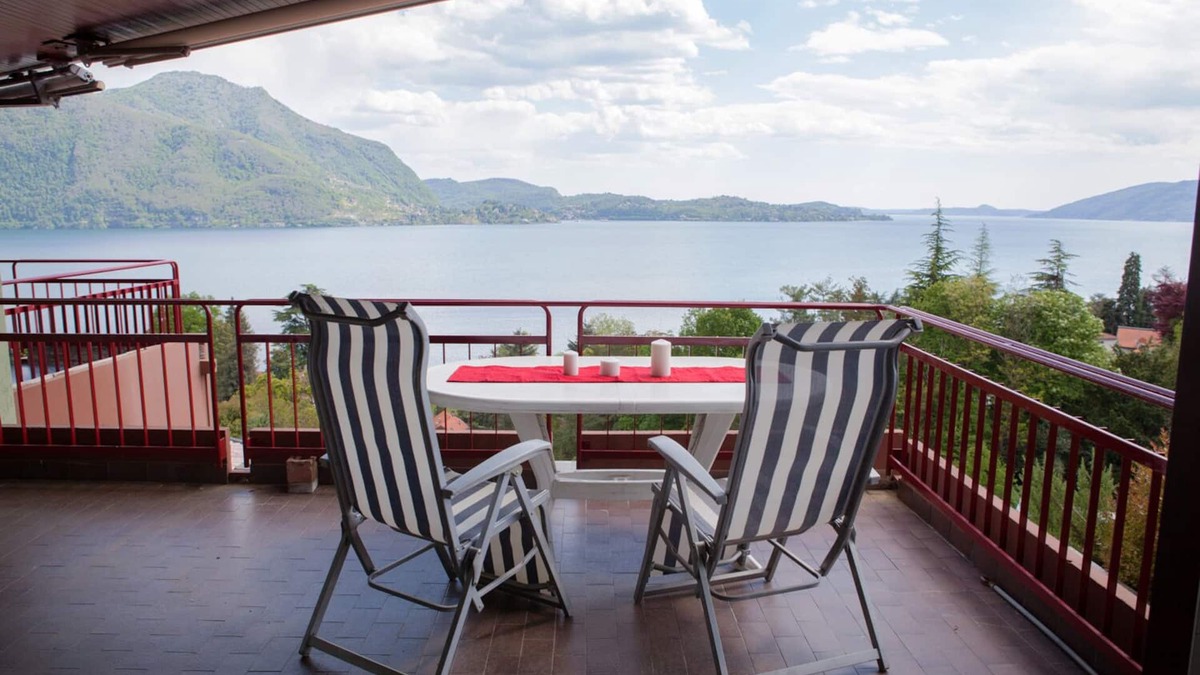 Susello Apartment | Attractive 4½-room apartment with 3 balconies, pool and dream view