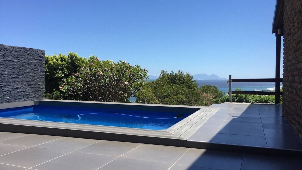 Mountainside Apartment | Attractive beach style apartment with garden
